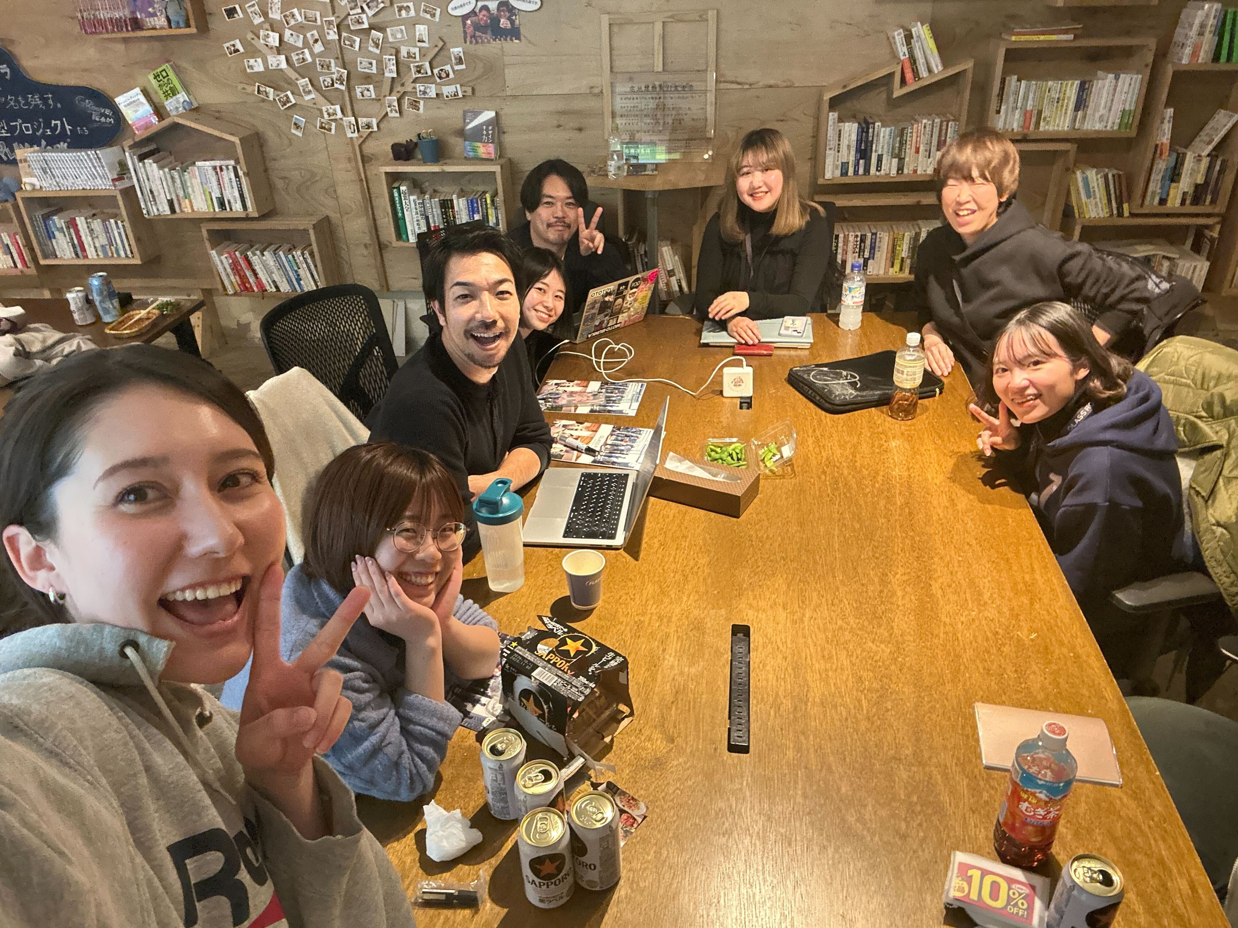 人々が集まりコミュニティを形成している様子